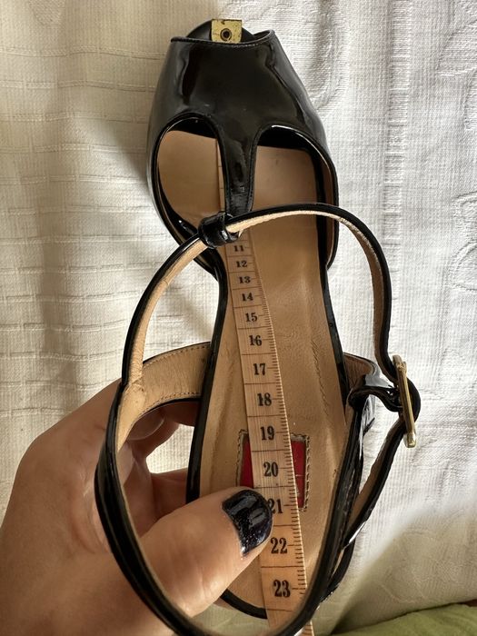 Продам лакові босоніжкі на високих підборах.