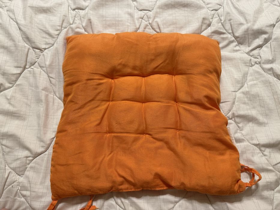 Безкоштовно віддам подушку для стільця