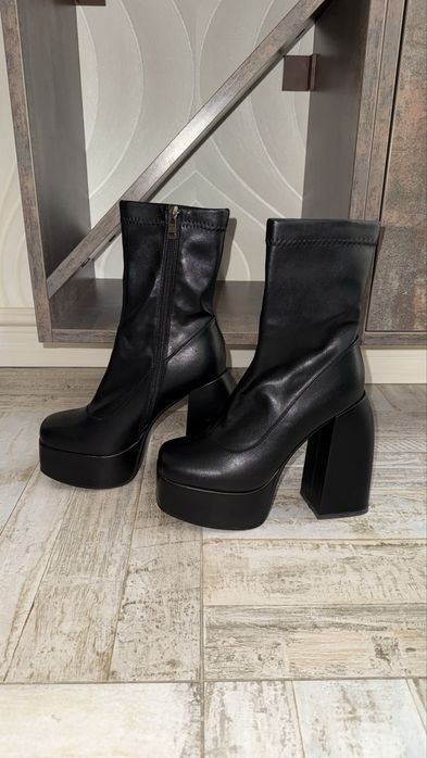 Стильні ботинки, ботильони на підборі, каблук устойчивый