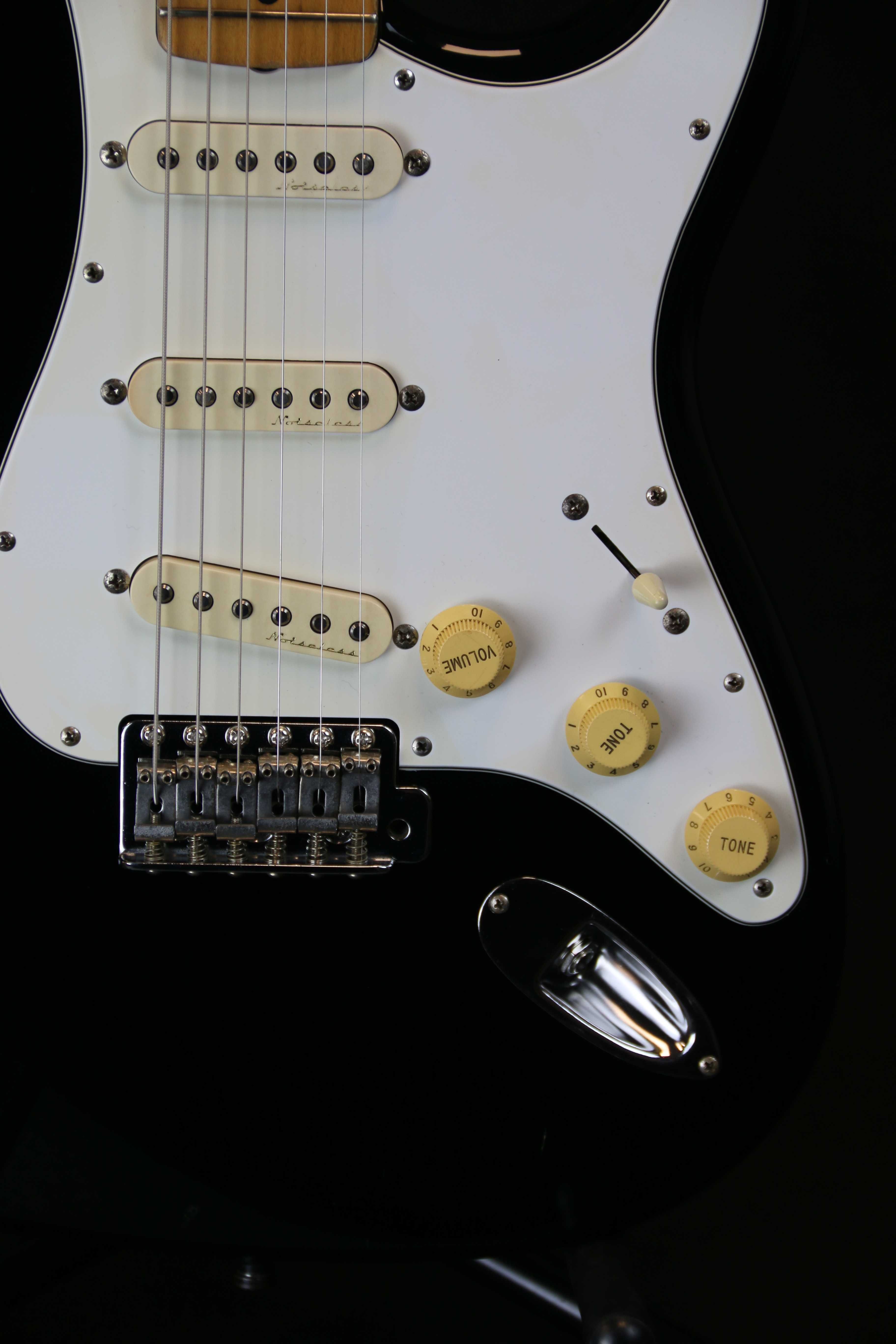 Fender  Stratocaster STD Black Japan -  Pickupy Fender Noiseless Strat
