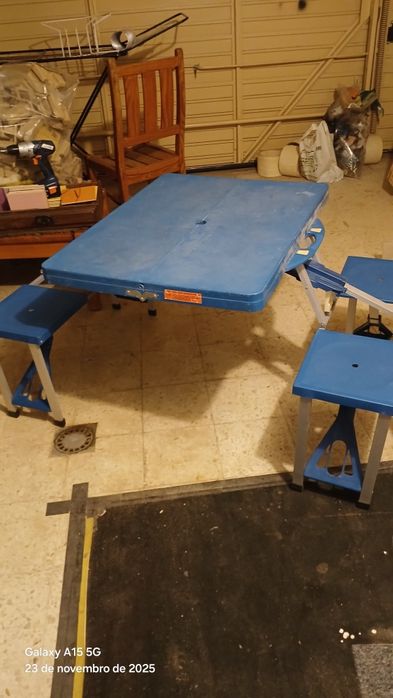 Mesa de campismo com assentos