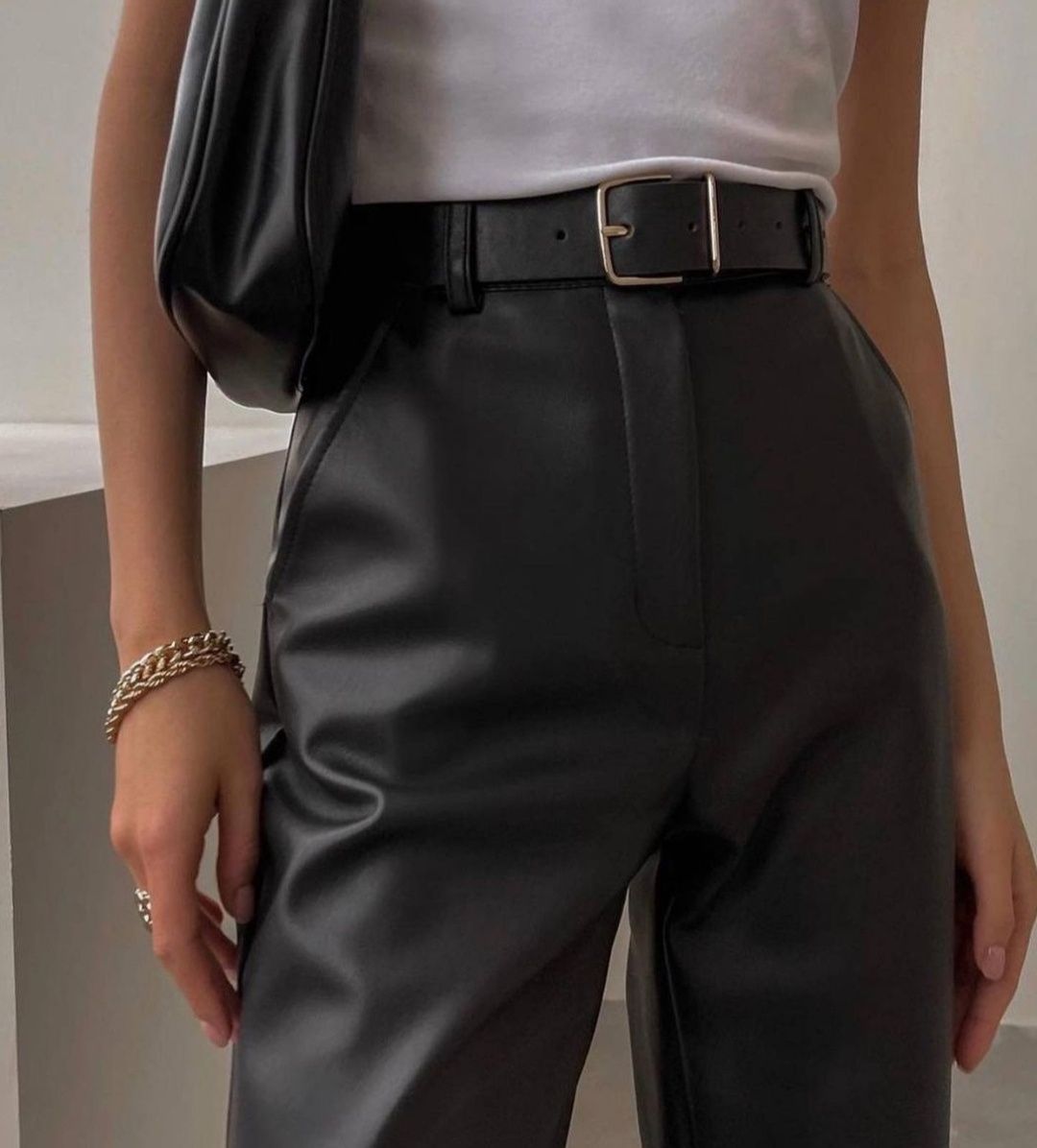 Базові брюки в чорному кольорі