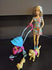 Lalka Barbie z pieskami na spacerze