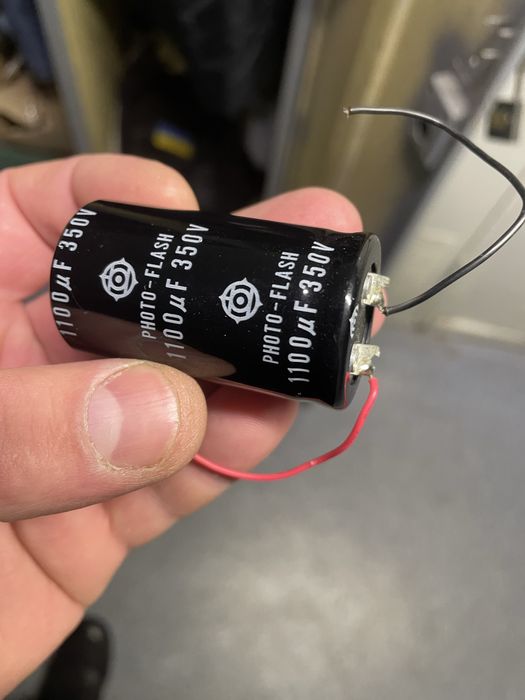 Конденсатор електролітичний для фотоспалаху 1100 мкф 350 в.