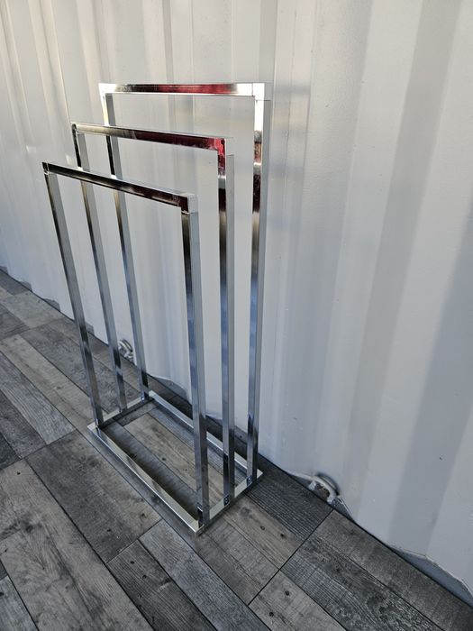 Chromowany stojak na ręczniki