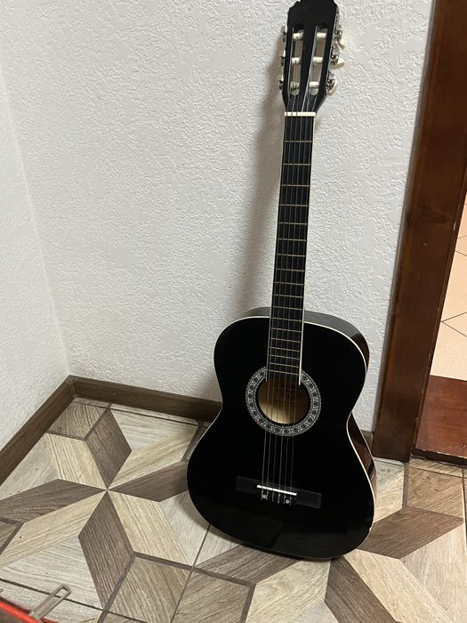 Гітара 3/4 класична. Вживана. В комплекті чохол.