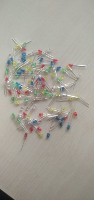 Светодиоды 100 штук лампочки 3мм,и 5мм.