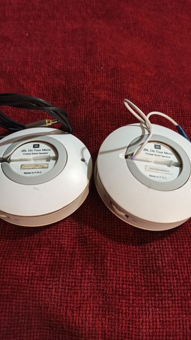 Партативная колонка JBL.
