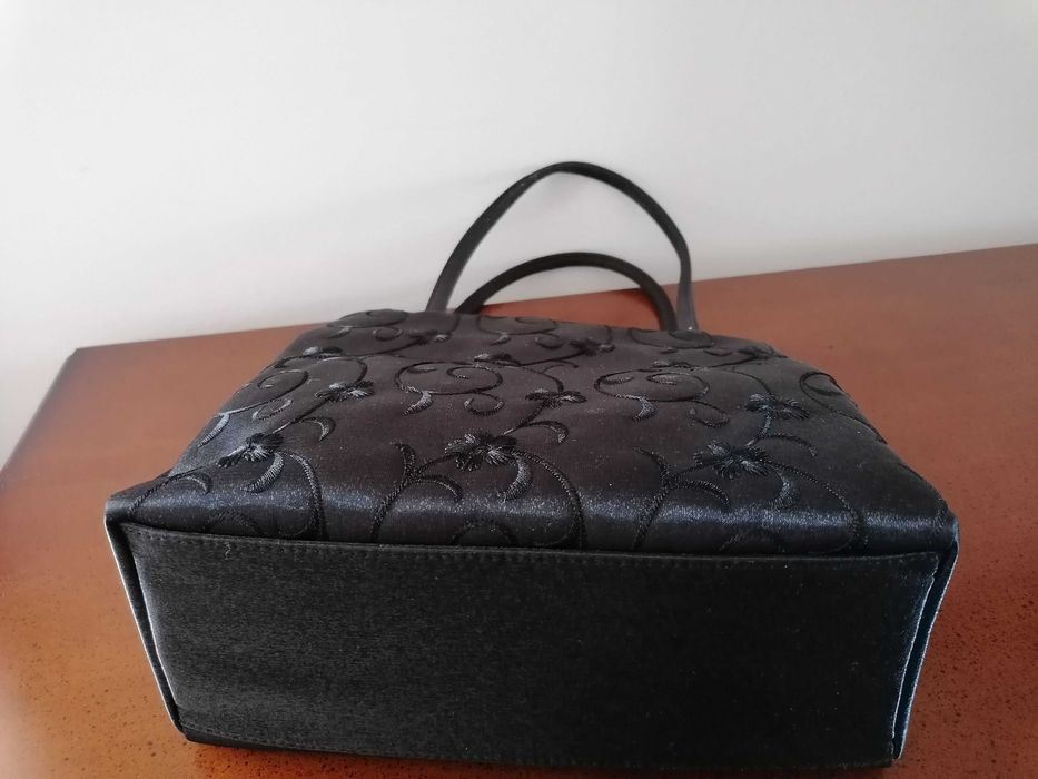 Mala de mão pequena em cetim preto