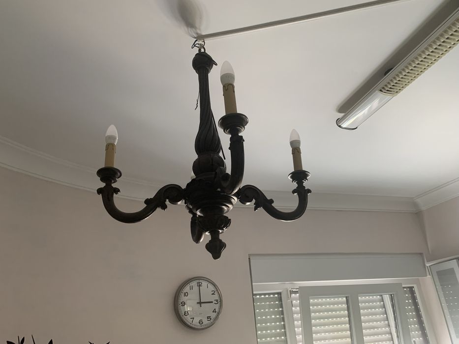 Candeeiro de tecto em madeira