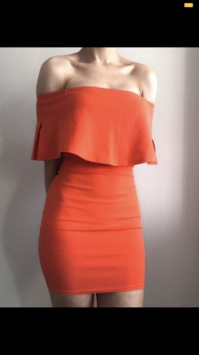 Pomarańczowa dopasowana sukienka Prettylittlething