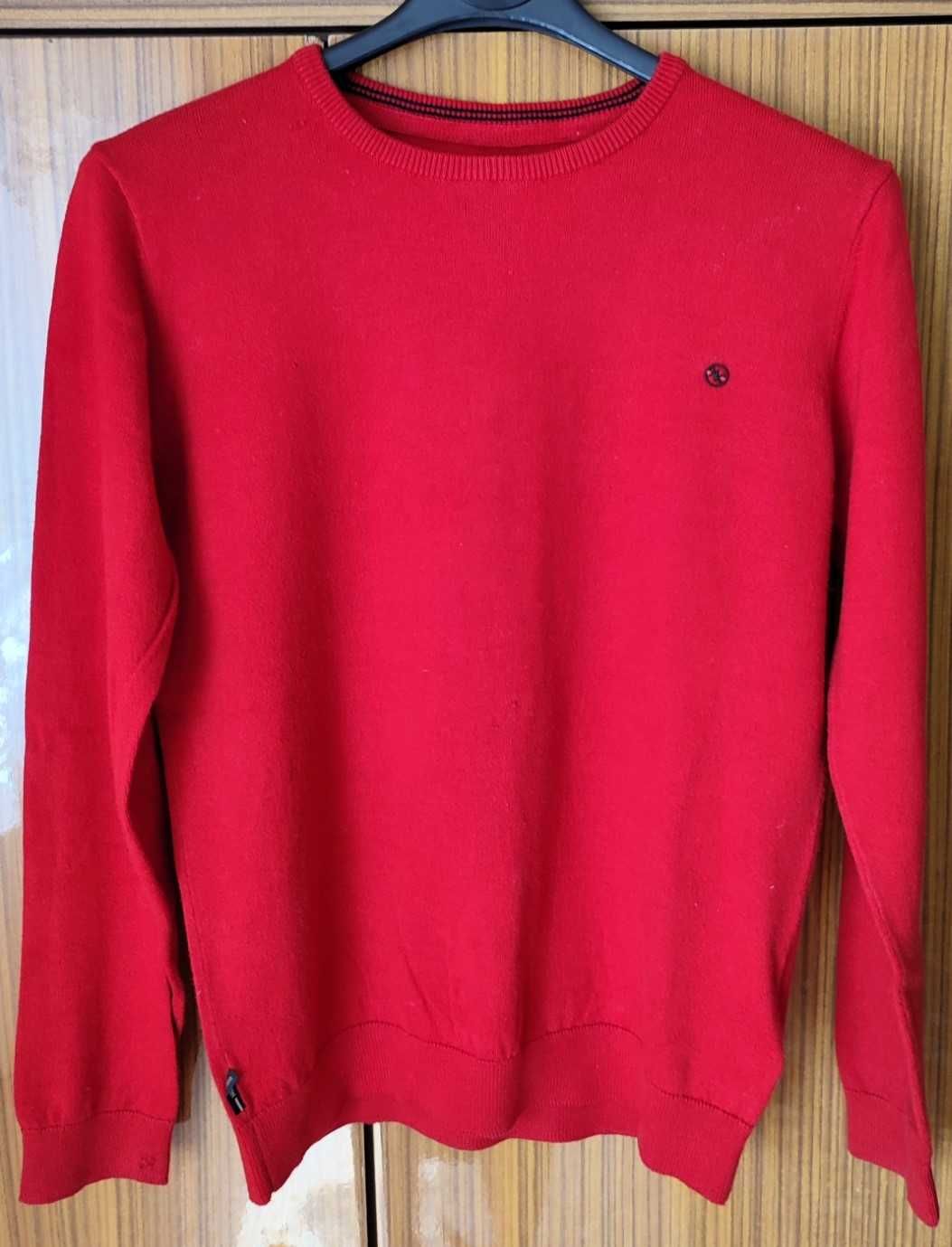Czerwony sweter młodzieżowy