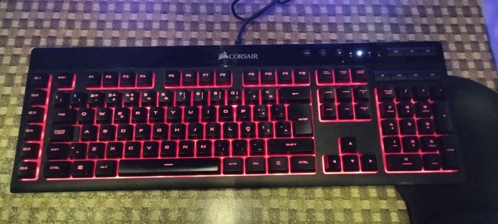 Teclado Gaming CORSAIR RGB K55