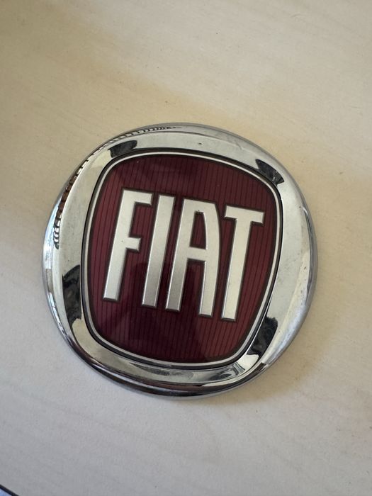 znaczek do auta marki fiat