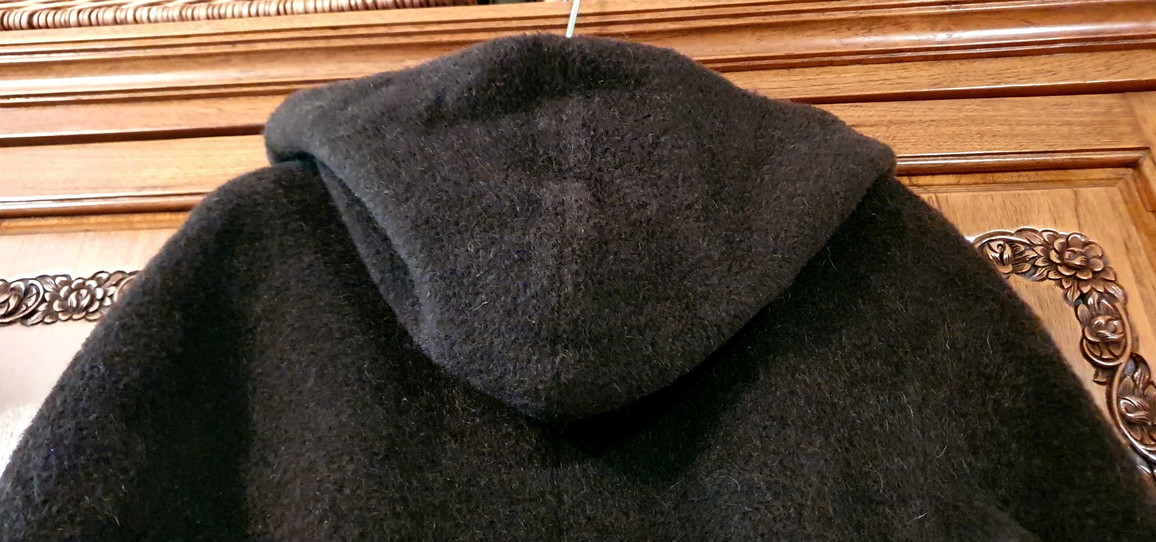 Elegancki, długi i ciepły płaszcz z kapturem z wełny i alpaki.Brązowy.