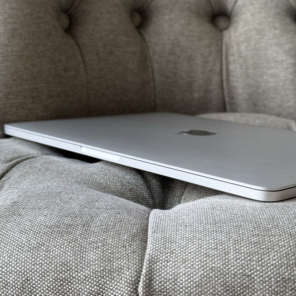 Apple Macbook pro 13 2020 i5/256 (42 цикла)