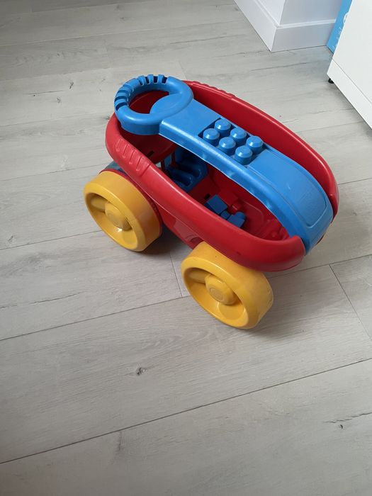 Pojemnik na klocki z funkcją zbieracza klocków