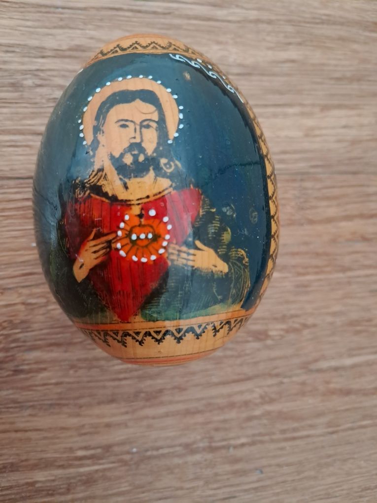 Ikona jajko dekoracyjne wielkonocne drewniane na podstawce  vintage