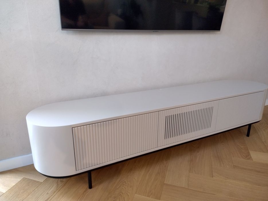 Ekskluzywna szafka komoda rtv lakierowana kaszmir lamele ryfle