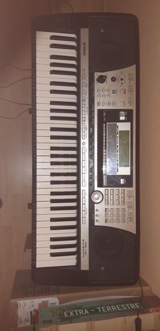 Keybord YAMAHA PSR740