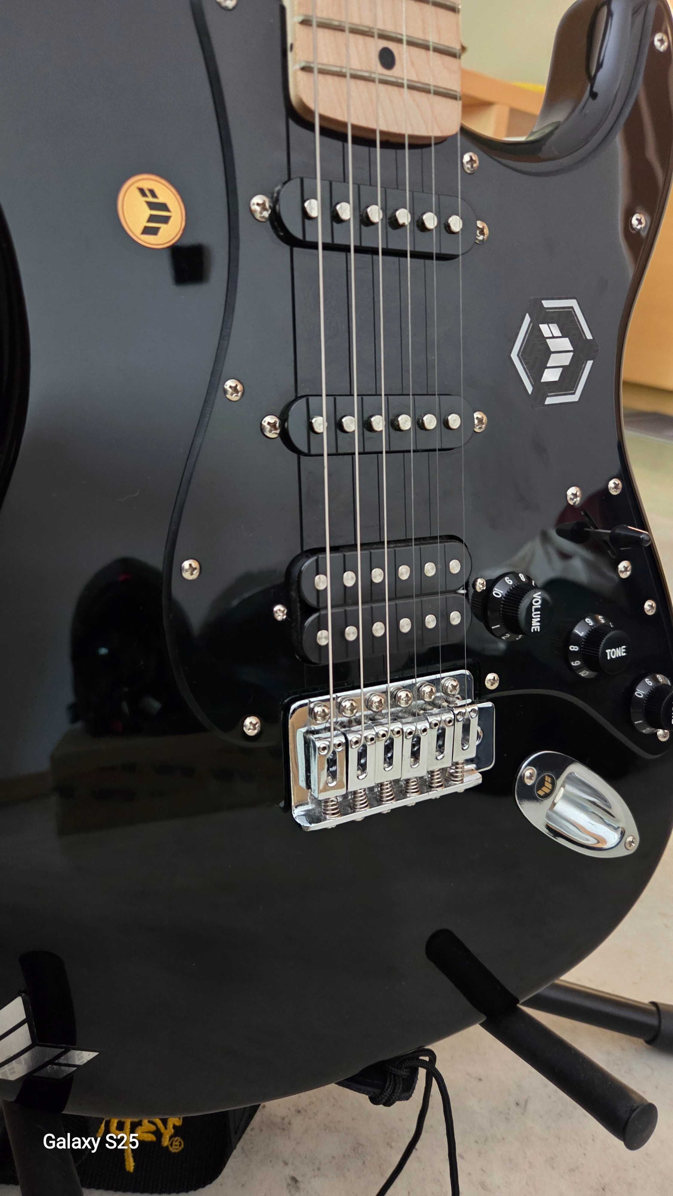 Guitarra Squier by Fender Sonic Strat HSS MN
