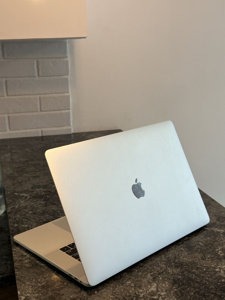 MacBook Pro 15 2017 | i7 2.9 | 16 GB | Radeon 560 4GB | 256 SSD