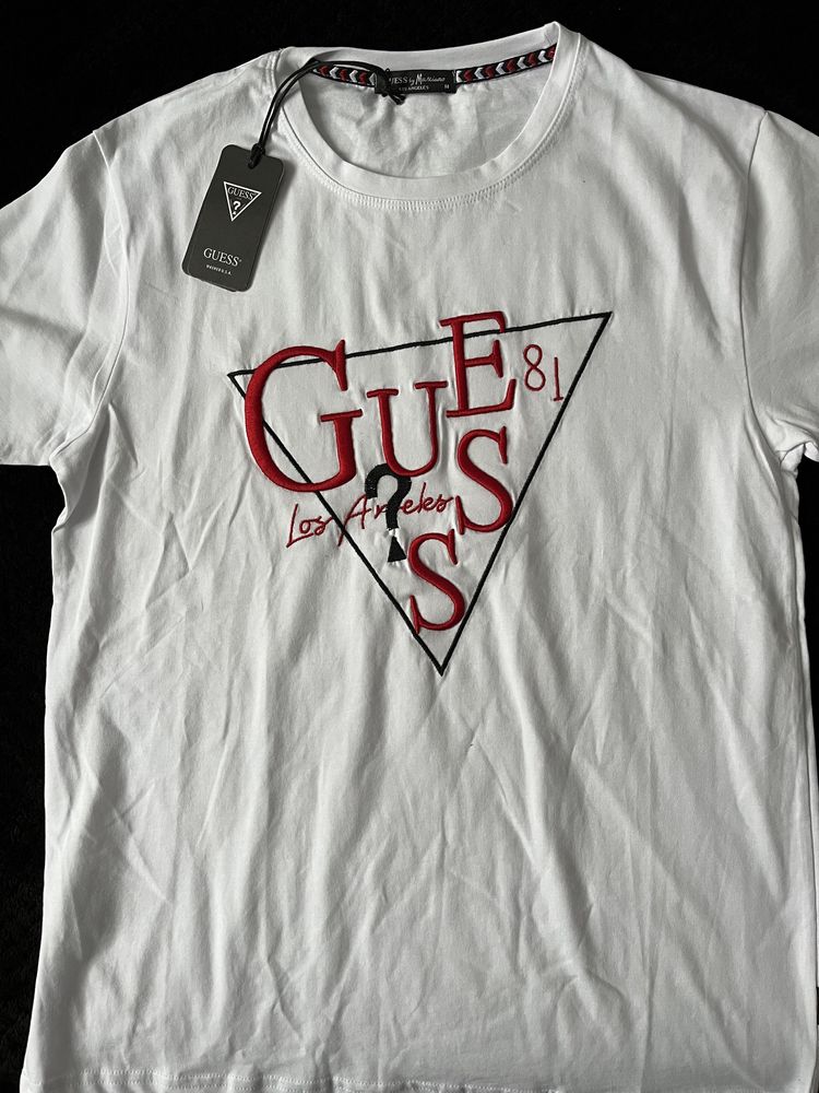 Nowa koszulka biala z krotkim rękawem haftowany napis rozmiar M