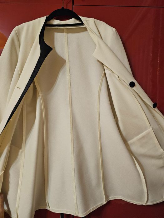 Жіночий білий піджак