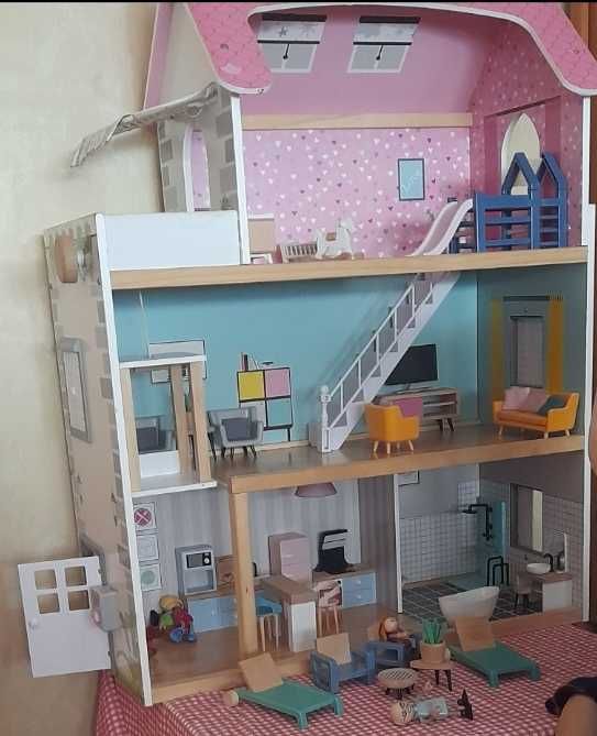 Casa de bonecas de madeira com acessórios