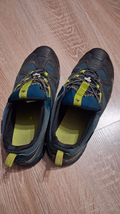 Buty turystyczne Quechua.