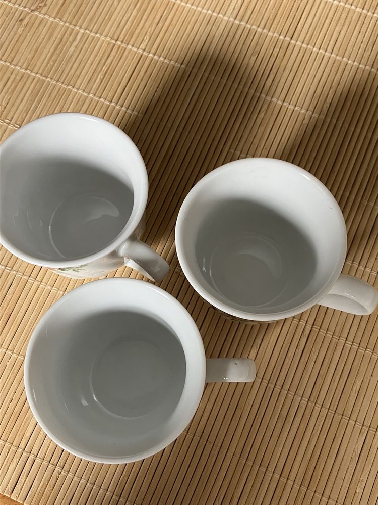Trzy malutkie porcelanowe filiżanki do espresso