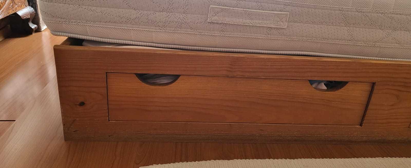 Cama sommier, pinho maciço, cabeceira, 2 gavetões e colchão impecável