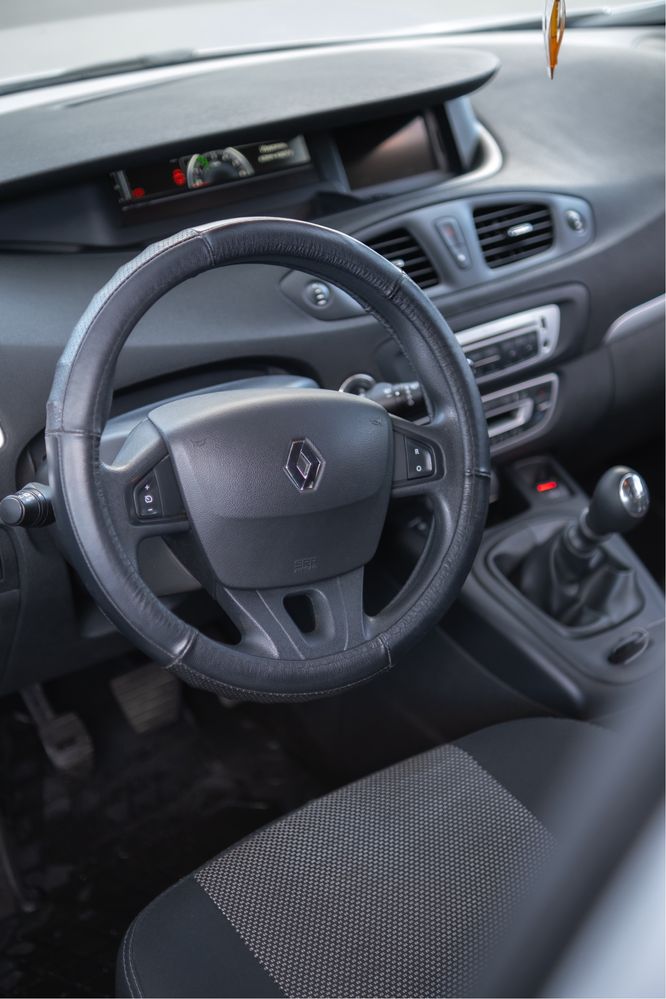 Продам renault grand scenic 2014