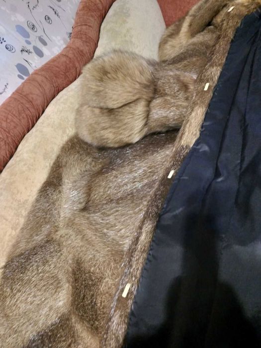 Шуба з натурального хутра, довга з капюшоном.