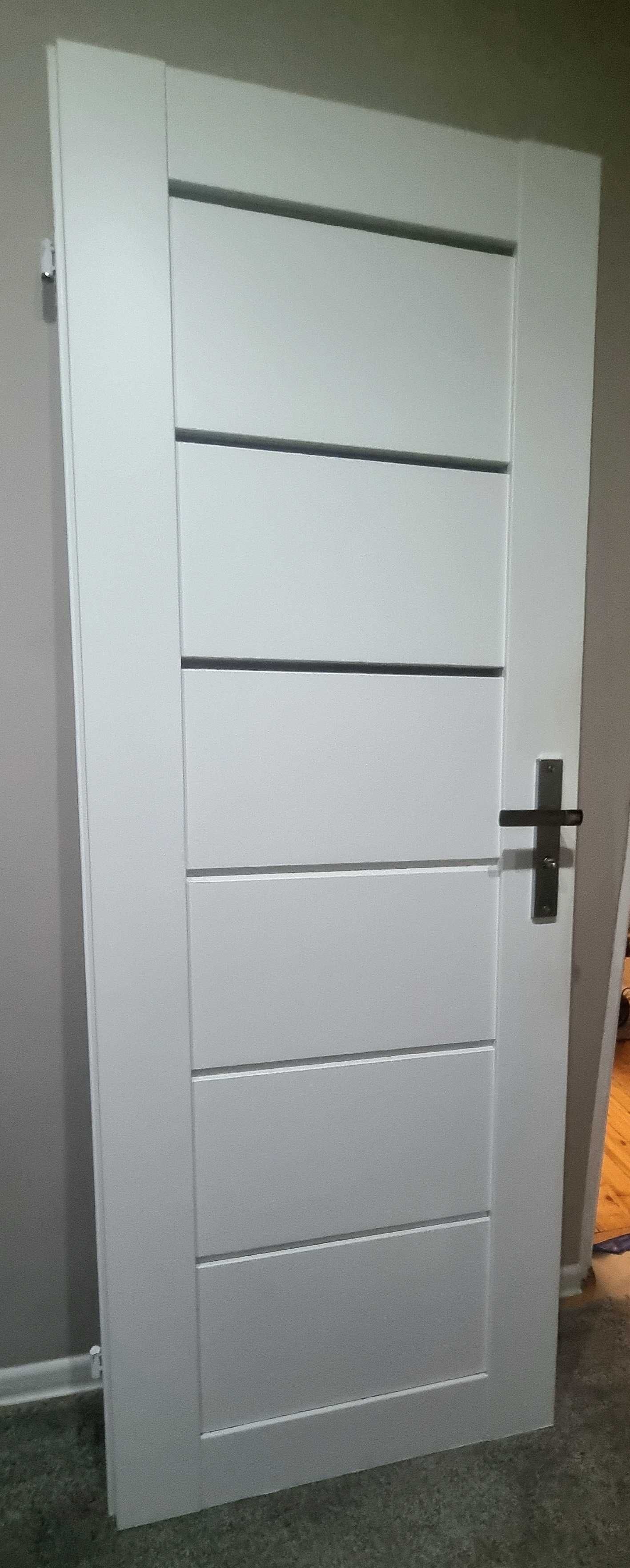 Drzwi wewnętrzne białe / 70 cm / klamka i zamek / łazienka / toaleta