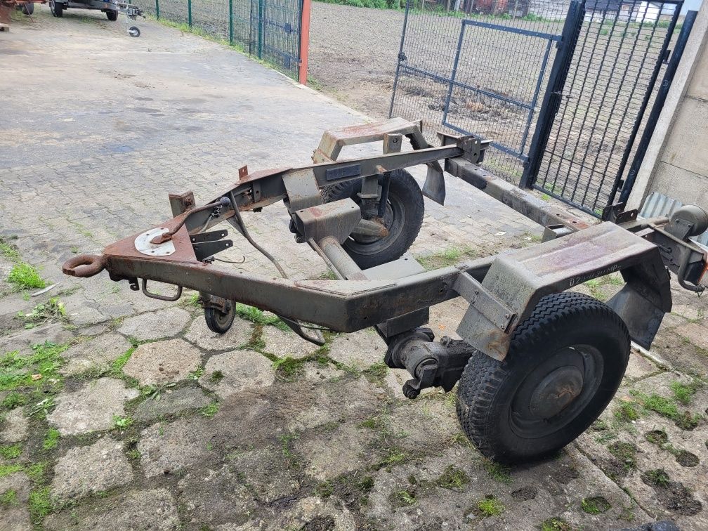 Przyczepka jednoosiową oś skrętna