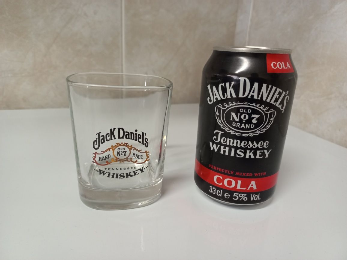 4 Copos e 4 latas Jack Daniels