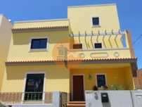 Moradia T4 em banda com piscina interior