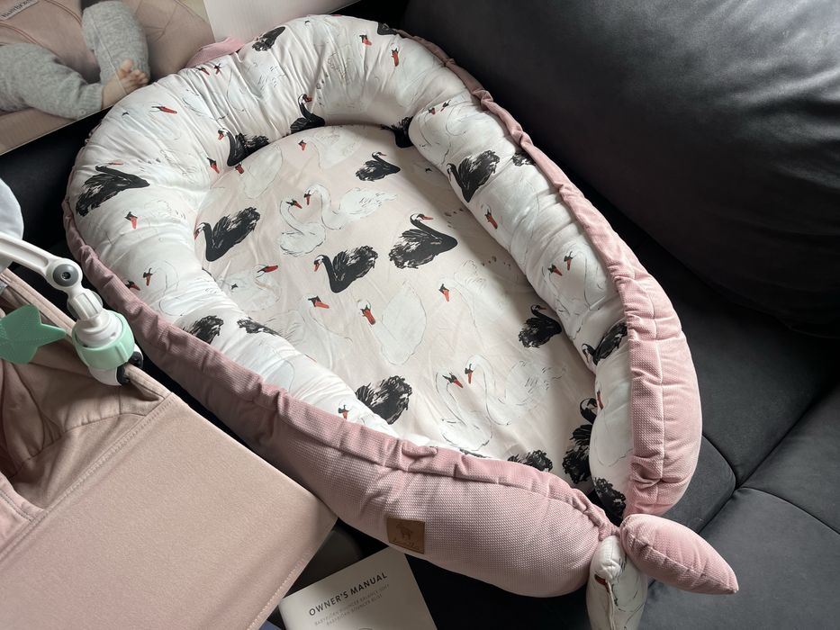 Leżaczek dziecięcy Babybjorn Bliss różowy kokon Lanila Tiny Love łuk