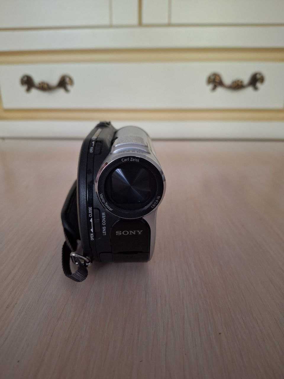 Видеокамера Sony Handycam DCR-DVD106