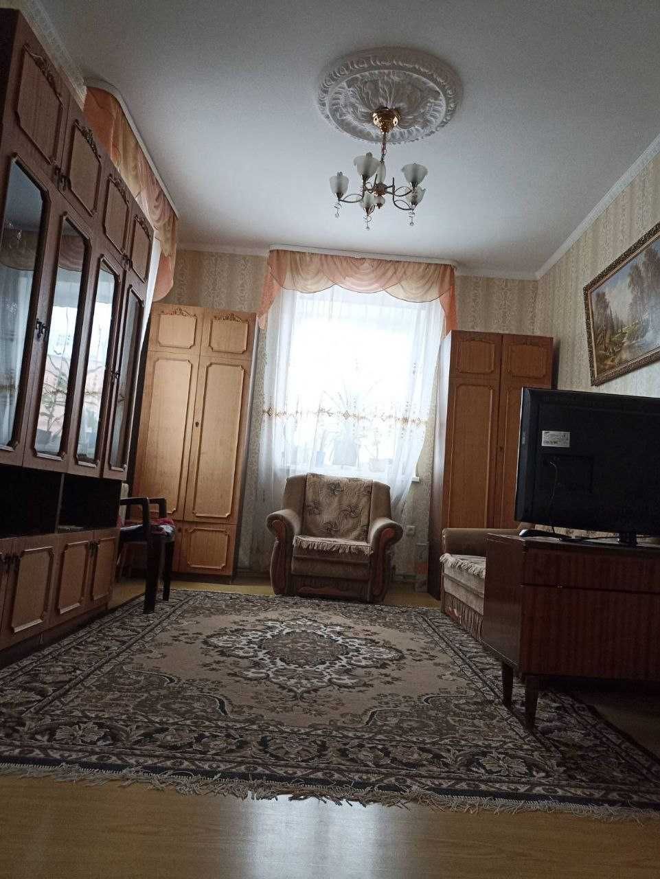 Продаж затишного будинку недалеко від центру міста.