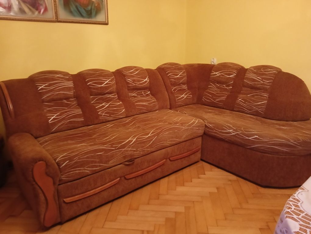 Narożnik z pufami i ławą