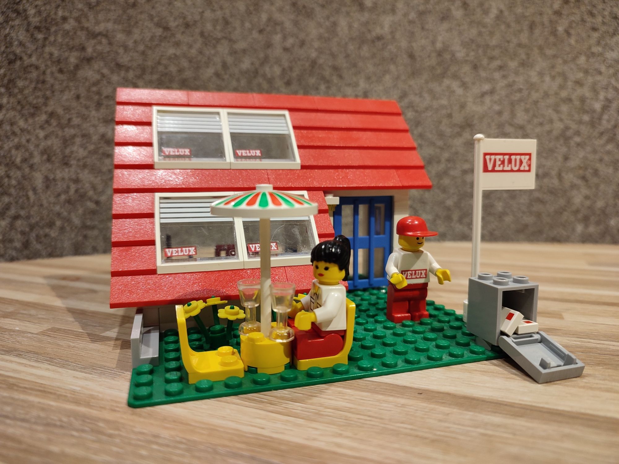 LEGO System 1854 Dom z oknami dachowymi Velux