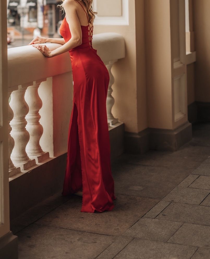 Яскрава атласна сукня