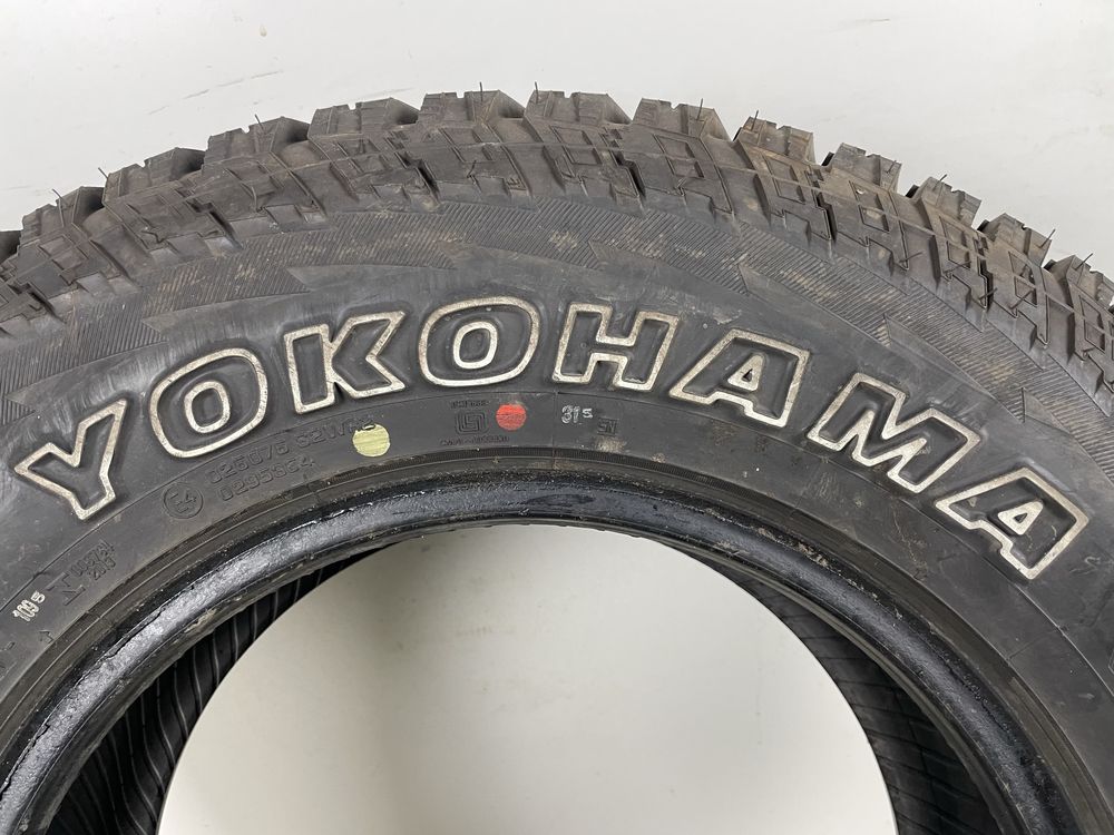 235/70R15 102T Yokohama Geolandar A/T