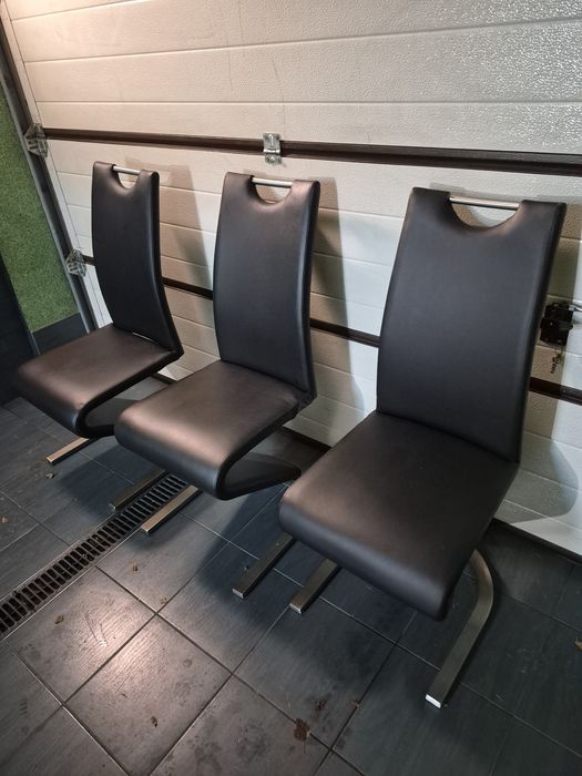 Czarne krzesła tapicerowane z uchwytem chromowym