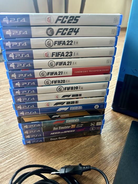 Playstation 4 Pro 1 TB + 2 pady + 15 gier