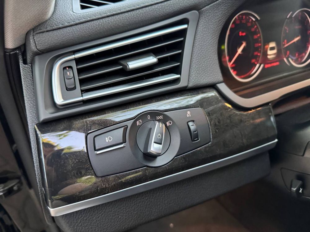 BMW 750i 2014 год выпуска в хорошем состоянии