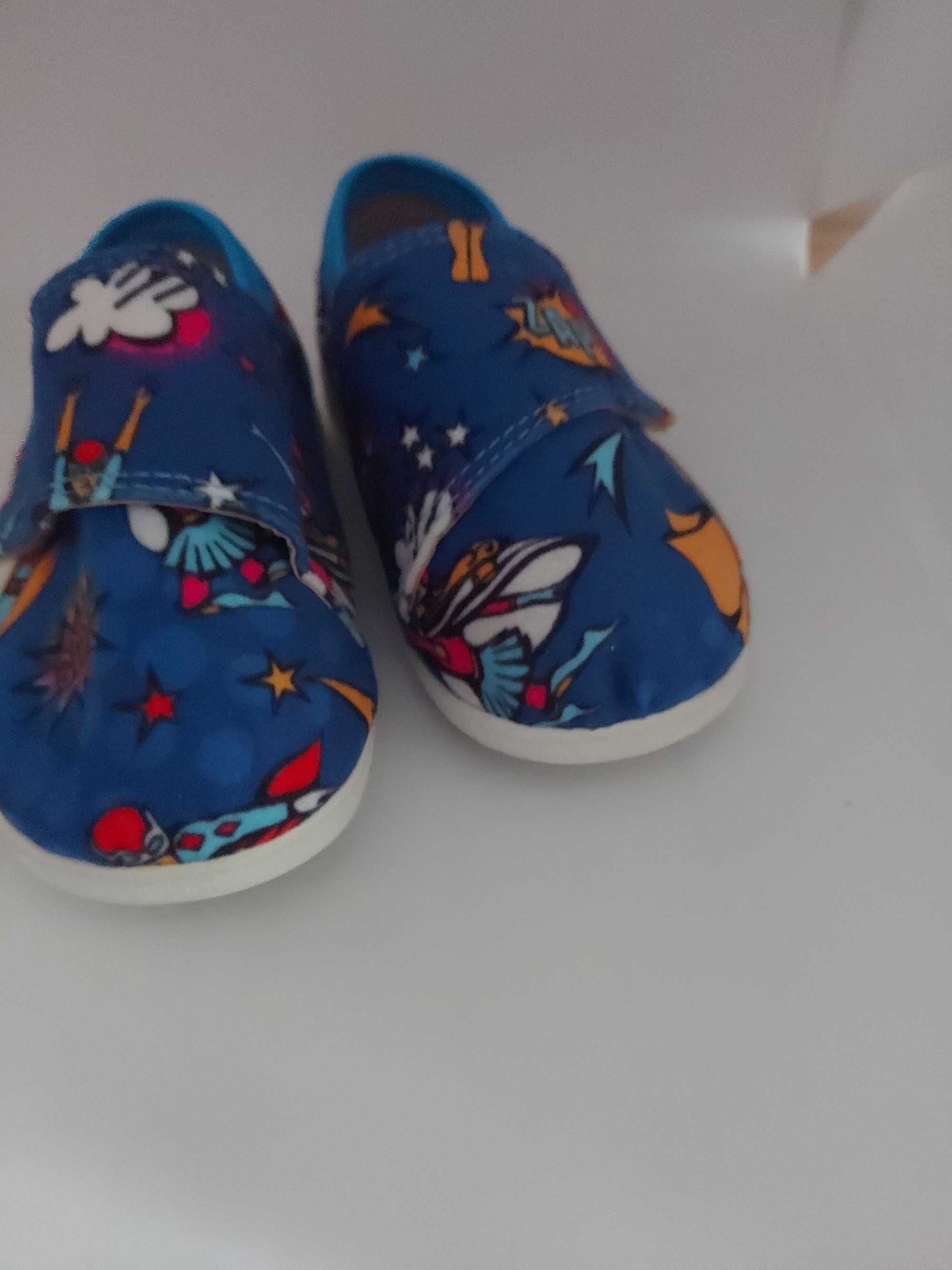 Buty dla dzieci na rzep Slippers Family Hero rozmiar 34