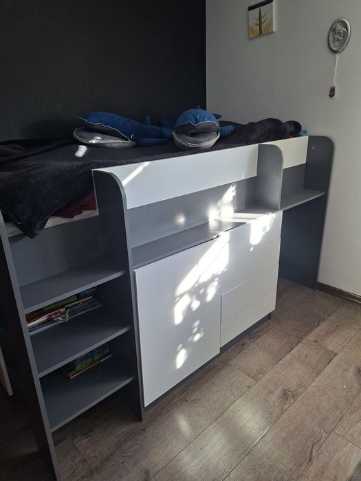 Łóżko piętrowe z szafkami i materacem